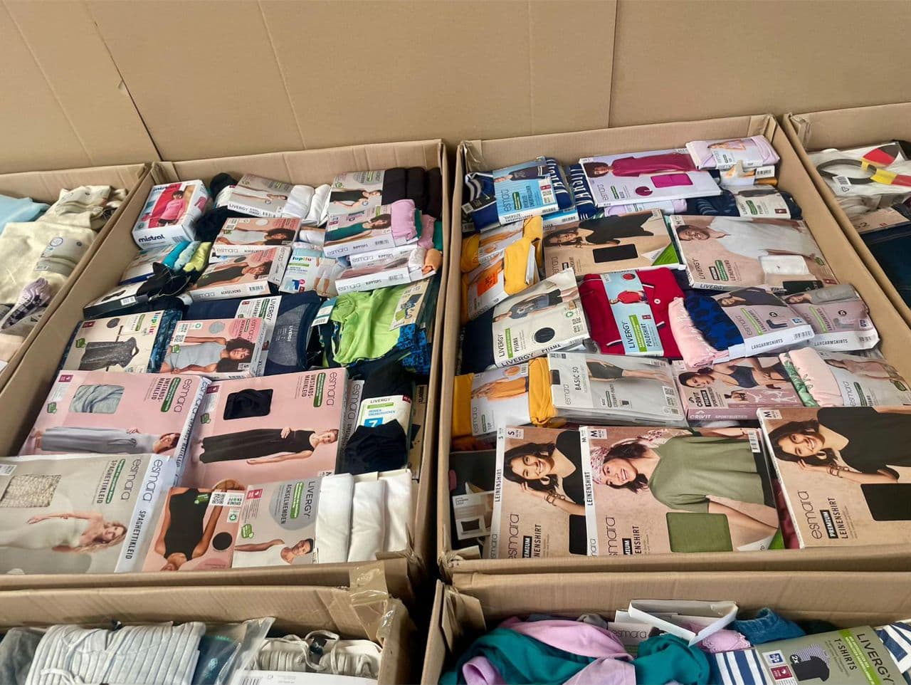 Mixed apparel pallet — women, men, kids